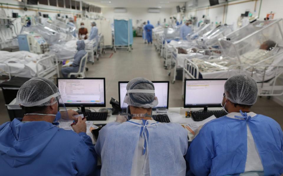 Doctors monitor patients in the Covid-19 intensive care unit at the Gilberto Novaes Hospital in Manaus - MICHAEL DANTAS/AFP via Getty Images