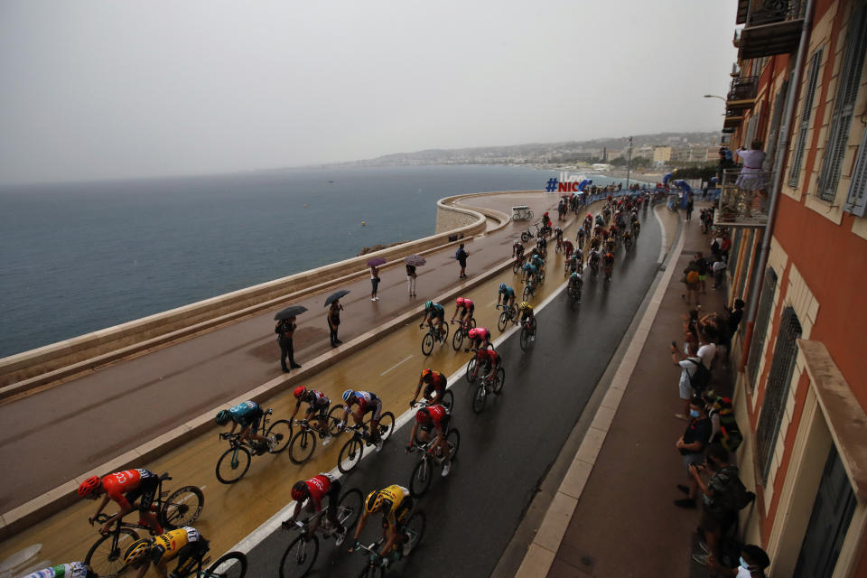 El pelotón rueda por una calle costera durante la primera etapa del Tour de Francia, un circuito de 156 kilómetros (97 millas) con inicio y meta en Niza, Francia, el sábado 29 de agosto de 2020. (AP Foto/Christophe Ena)