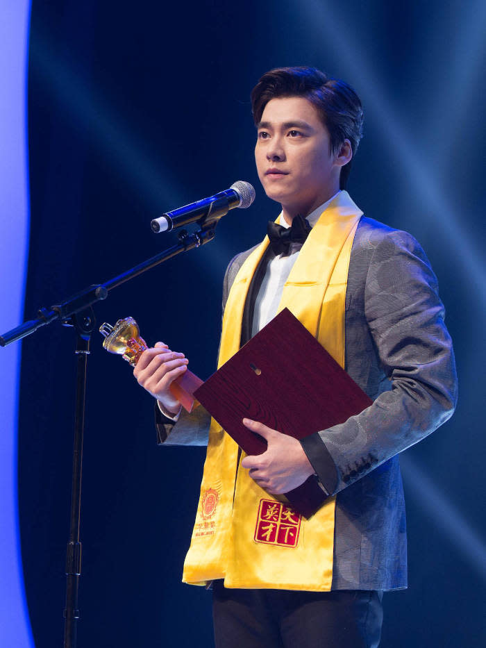 Li Yifeng loses two of his Huading accolades