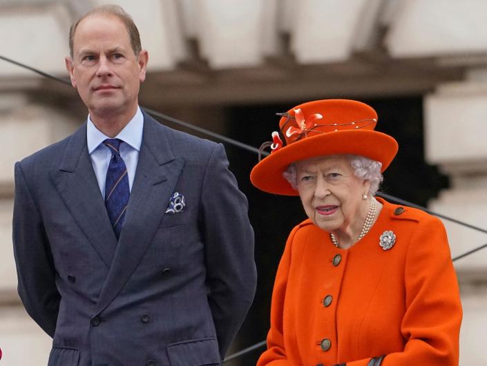 ملکه بریتانیا الیزابت دوم با حضور پرنس ادوارد در مراسم راه اندازی رله باتون ملکه برای بیرمنگام 2022 همراه شد.