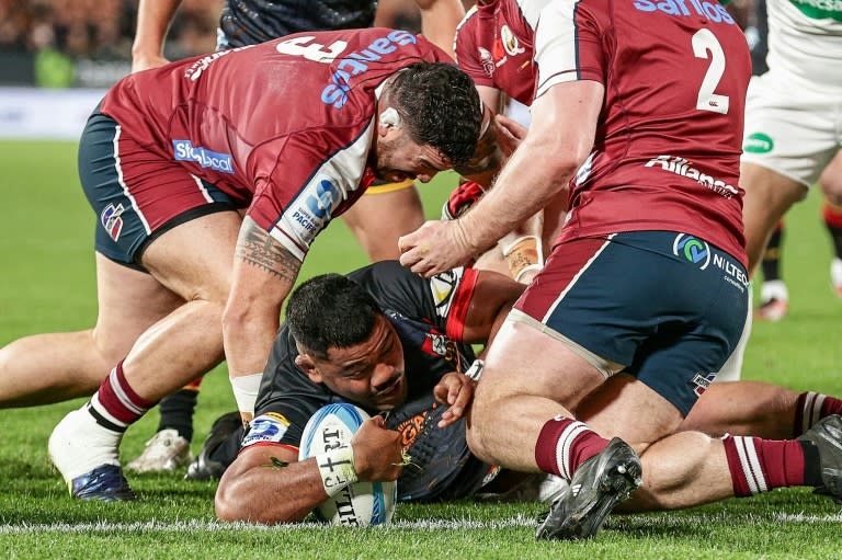 All Blacks hooker Samisoni Taukei'aho (C) claimed two tries for the Waikato Chiefs their comfortable win (DAVID ROWLAND)