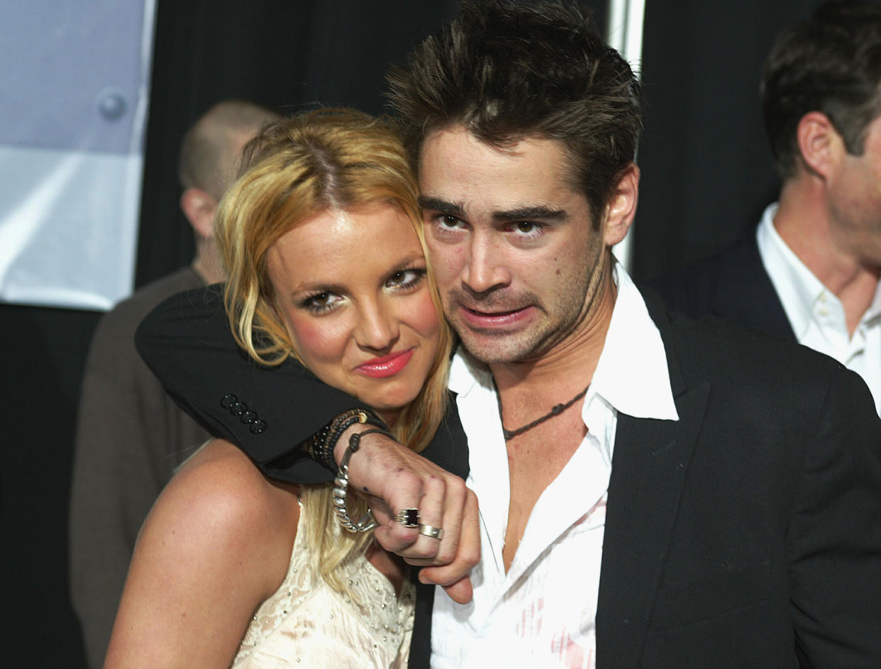 Britney Spears generó titulares y muchas preguntas cuando desfiló su breve romance con Colin Farrell en la alfombra roja de 'El discípulo' en 2003. (Foto de Kevin Winter/Getty Images)