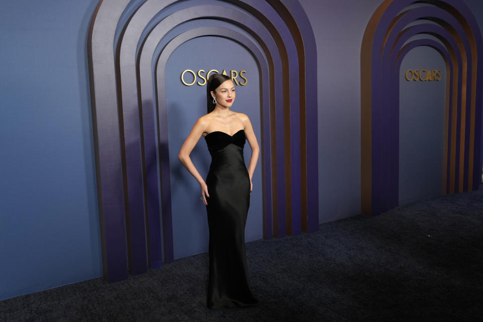 Olivia Rodrigo llega a los Premios de los Gobernadores el martes 9 de enero de 2024 en el Dolby Ballroom en Los Angeles. (Foto AP/Chris Pizzello)