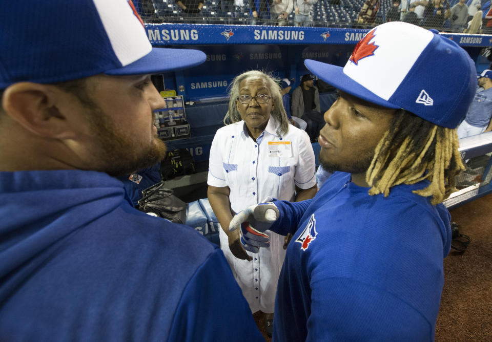 Vladimir Guerrero Jr.（圖右）與奶奶Altagracia Alvino（圖中）。（Rick Madonik/Toronto Star via Getty Images）