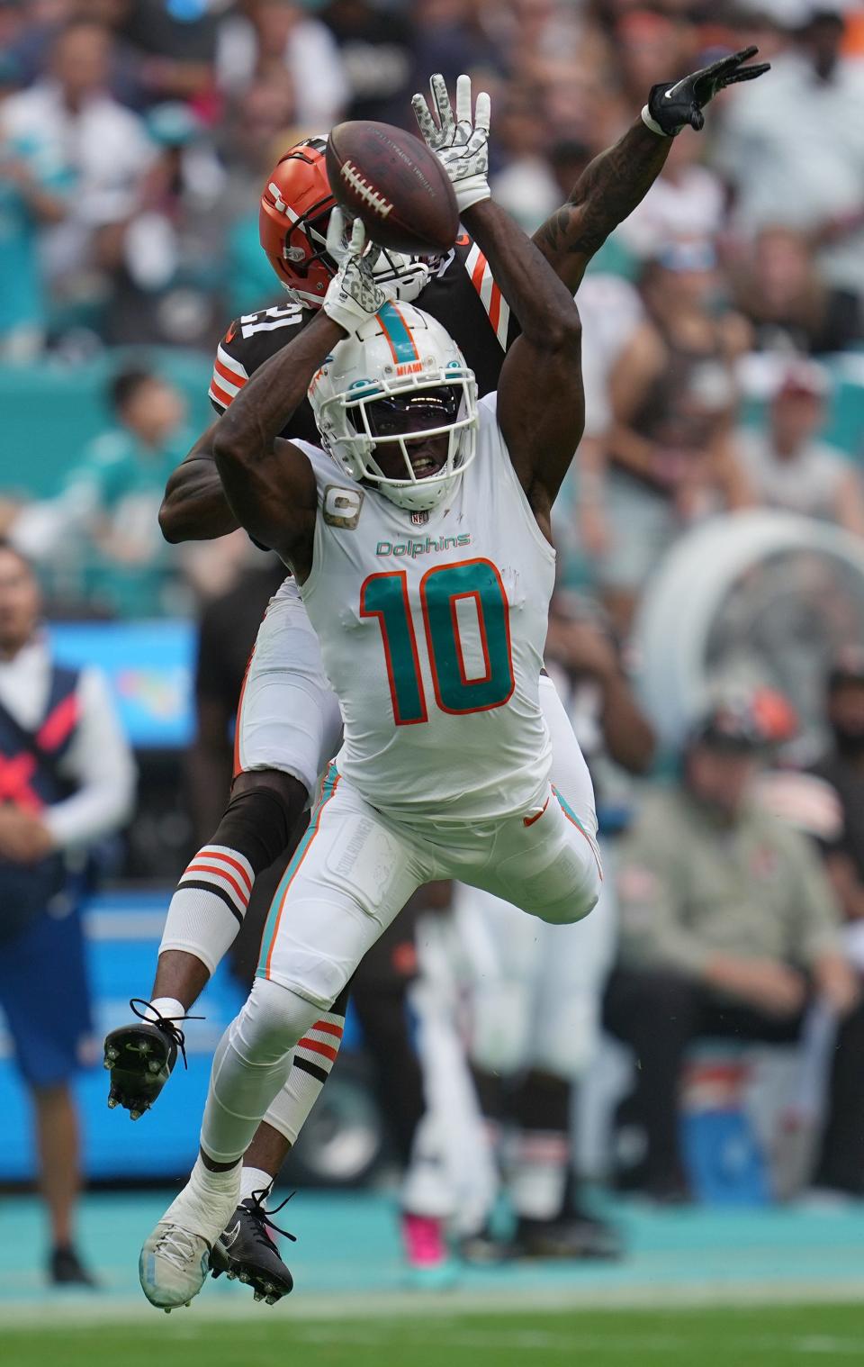Cleveland Browns cornerback Denzel Ward (21) tips the ball away from Miami Dolphins wide receiver Tyreek Hill (10) in the third quarter at Hard Rock Stadium in Miami Gardens, Nov. 13, 2022. 