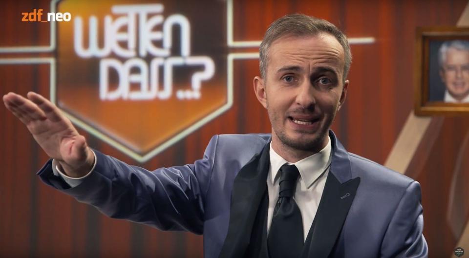 Ausgerechnet der "Neo Magazin"-Provokateur Jan Böhmermann arbeitete sich im edlen Satinsakko an der großen Aufgabe ab, durch ein "Wetten, dass ..?"-Revival zu führen. Die Wetten waren Fakes, die Gäste immerhin echt, doch als Ganzes geriet die Mischung aus Hommage und Persiflage doch eher schleppend. Lief aber auch nur im Spätprogramm ... (Bild: ZDF)