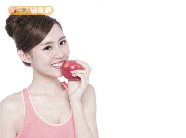 兩餐之間吃蘋果，可以補充營養並控制正餐份量，幫助健康減重。