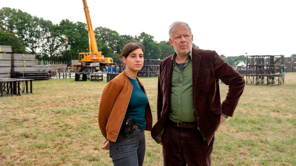 Nur noch wenige Stunden bis Festival-Beginn: Mila Sahin (Almila Bagriacik) und Klaus Borowski (Axel Milberg) müssen den "Mörder von Wacken" finden. (Bild: NDR / Thorsten Jander)