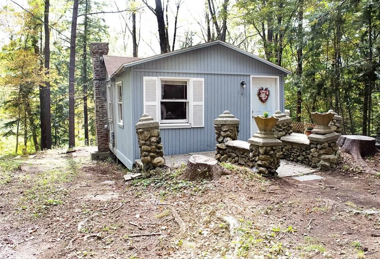 Connecticut: Cabin Near the Lake