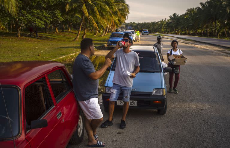 Conductores esperan la llegada de un camión tanquero de combustible, en La Habana, Cuba, el viernes 14 de abril de 2023. (AP Foto/ Ramón Espinosa)