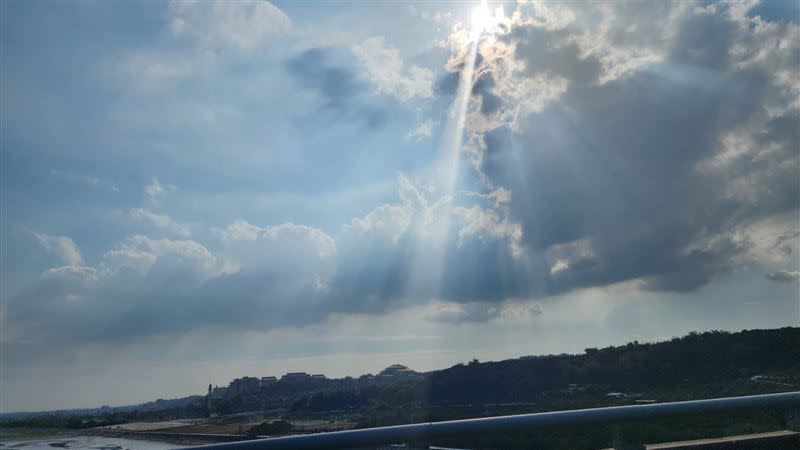 星雲大師圓寂，信徒高雄佛光山弔唁時，拍到「佛光照耀佛光山」。 （圖／讀者提供）