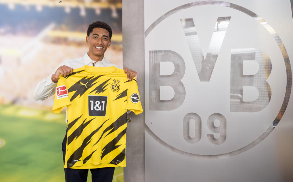 BVB Teenie-Zugang Jude Bellingham mit dem neuen Trikot. Ob das teure Hemd schon Anzahlung auf sein Gehalt war, ist nicht bekannt. (Bild: Alexandre Simoes/Borussia Dortmund via Getty Images)