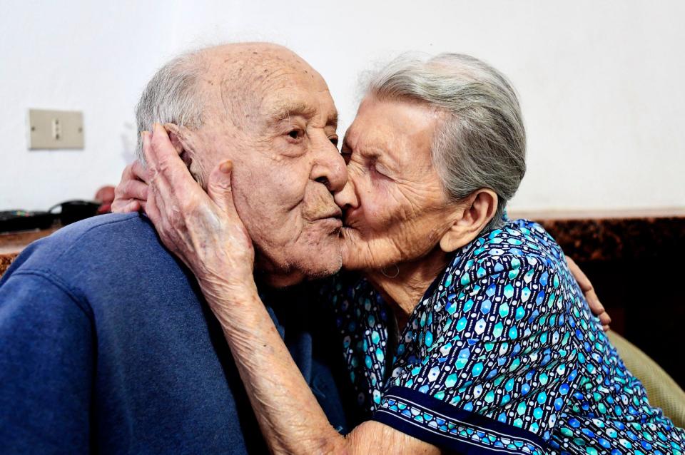 Der 100-jährige Antonio Vassallo und seine 93-jährige Frau Amina Fedollo im Jahr 2016. - Copyright: Salvatore Laporta/LightRocket via Getty Images