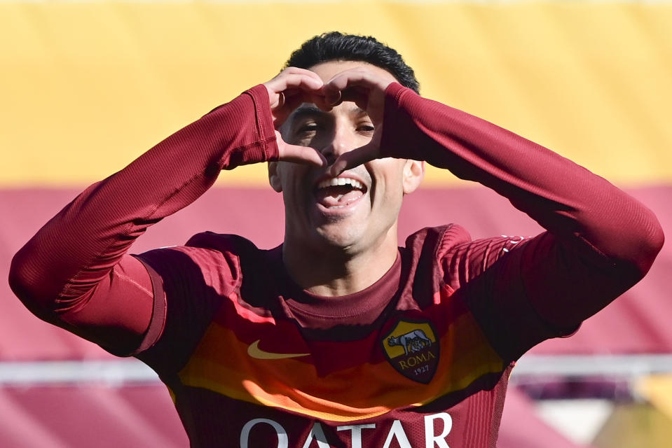 Pedro celebra tras anotar el tercer gol de la Roma ante Udinese en la Serie A italiana, el domingo 14 de febrero de 2021, en el Estadio Olímpico de Roma. (Luciano Rossi/LaPresse vía AP)