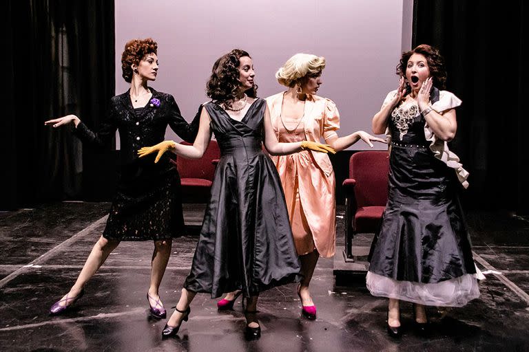 Karina Barda, Agustina D'Angelo, Sofía Almuina y Lucía Andrada recrean a Fanny Navarro, Tita Merello, Zully Moreno y Libertad Lamarque en Eternidades, té póstumo en hall de cine