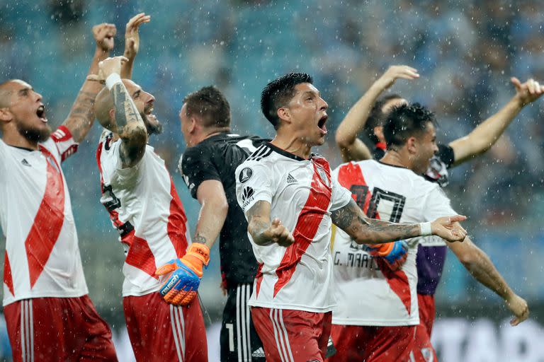 La noche mágica, de lluvia, VAR y el penal de Pity Martínez, frente a Gremio, en Porto Alegre