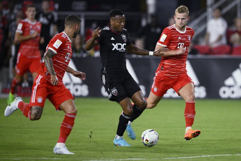 Michael Estrada, delantero del DC United, conduce el balón entre Lucas Hernández (izquierda) y Matthijs de Ligt, del Bayern Múnich, en un partido amistoso disputado el miércoles 20 de julio de 2022 (AP Foto/Nick Wass)