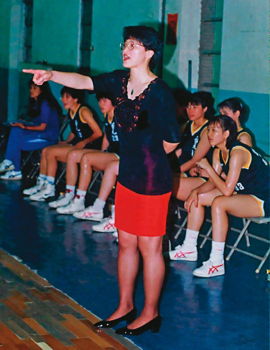嚴陳莉蓮（站立者）年輕時曾是中華女籃國手，隨後成為女籃國家隊長。（聯合知識庫）