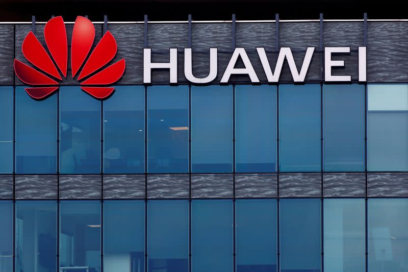 FOTO DE ARCHIVO: Un logo de Huawei en la sede de Huawei Technologies France en Boulogne-Billancourt, cerca de París, Francia