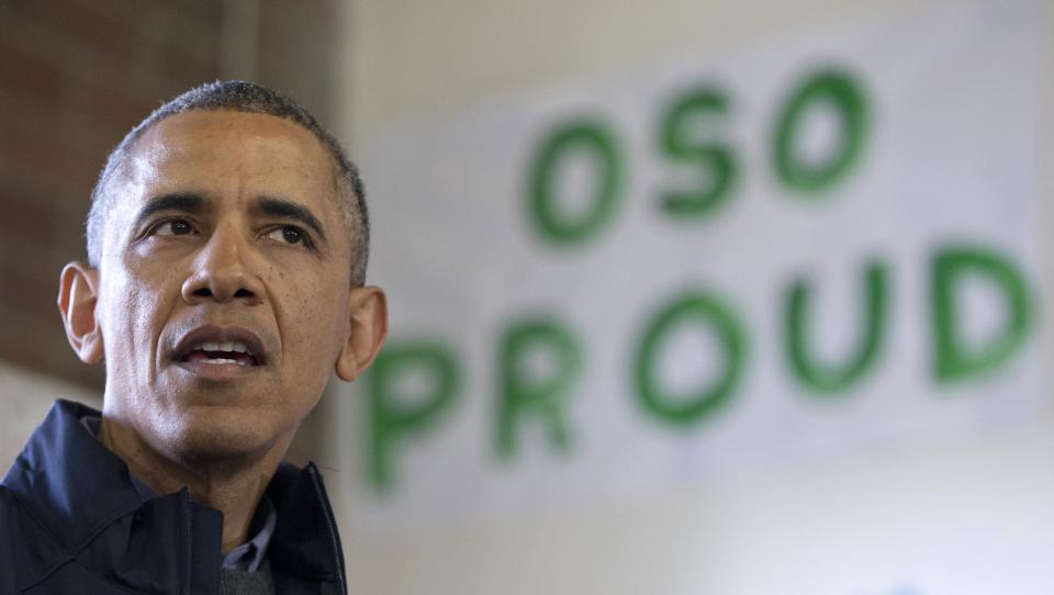 El presidente estadounidense Barack Obama habla con socorristas y miembros de la comunidad en el departamento de bomberos de Oso, Washington, sitio de una mortífera avalancha de lodo, el martes, 22 de abril del 2014. (Foto AP/Carolyn Kaster)