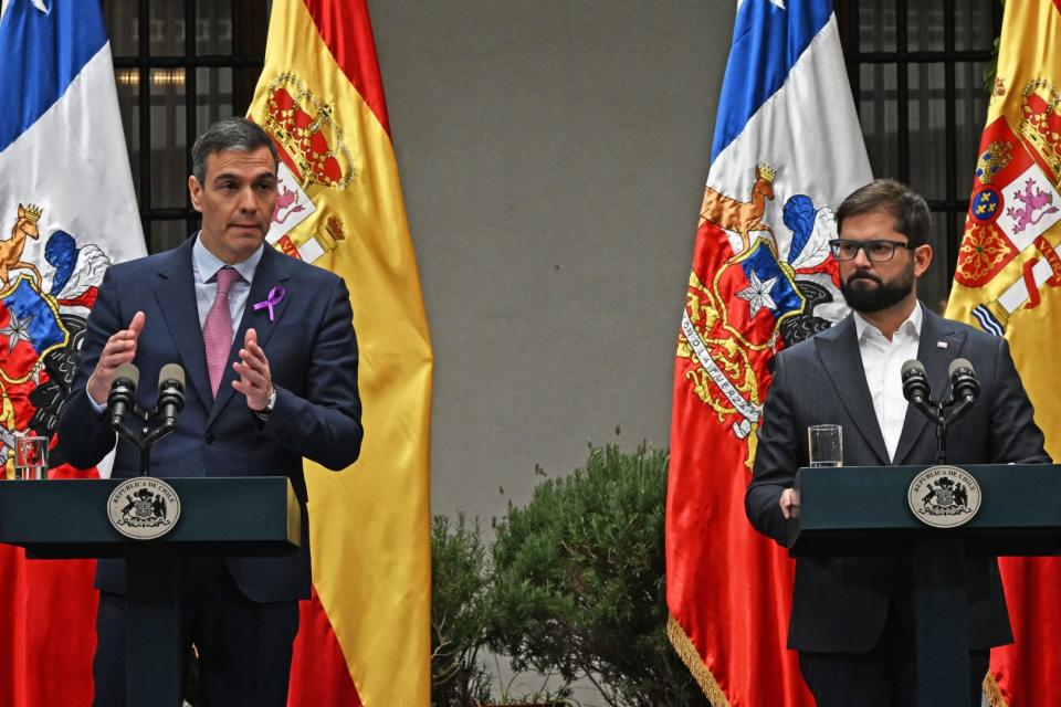 <span>Pedro Sánchez (I) y Gabriel Boric durante una conferencia de prensa en el Palacio de La Moneda, el 8 de marzo de 2024 (RODRIGO ARANGUA / AFP)</span>