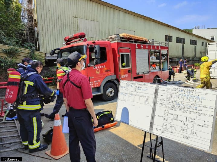 基隆市消防加強實兵演練，進而提升工廠火警搶救能力。（記者林玉棋翻攝）