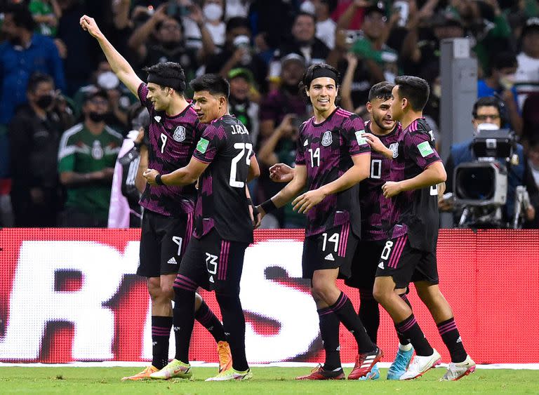 Raúl Jiménez festeja su gol, el segundo de México, que derrotó a El Salvador y terminó segundo en el octogonal final de la Concacaf