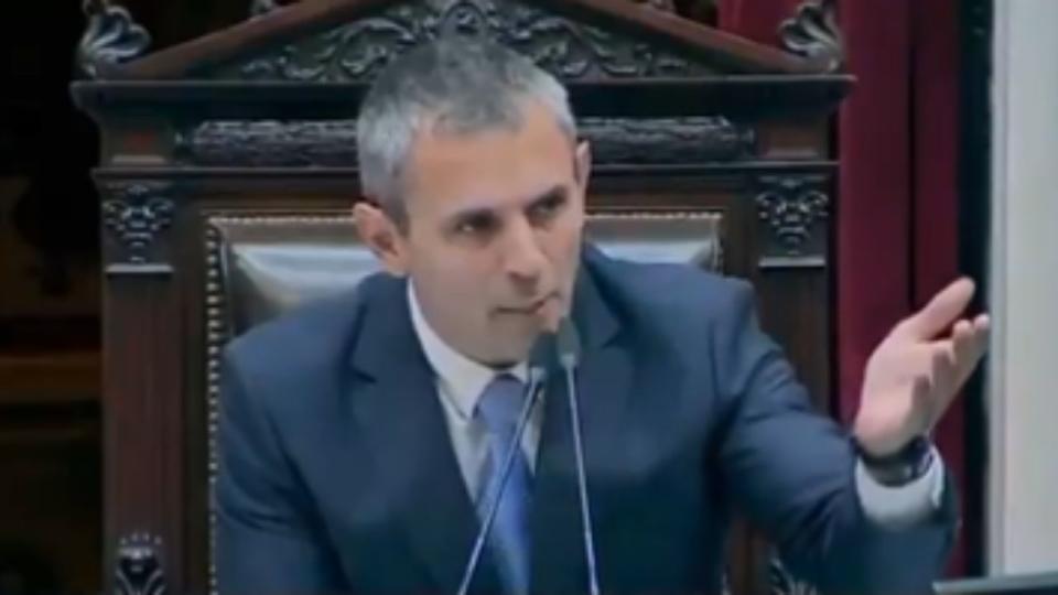 El presidente de la Cámara de Diputados Martín Menem le cortó el micrófono a una legisladora que lo