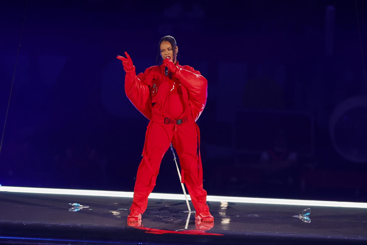 La gran sorpresa del medio tiempo del Super Bowl fue ver a Rihanna embarazada. Así confirmó que tendrá otro bebé (Photo by Kevin Sabitus/Getty Images)