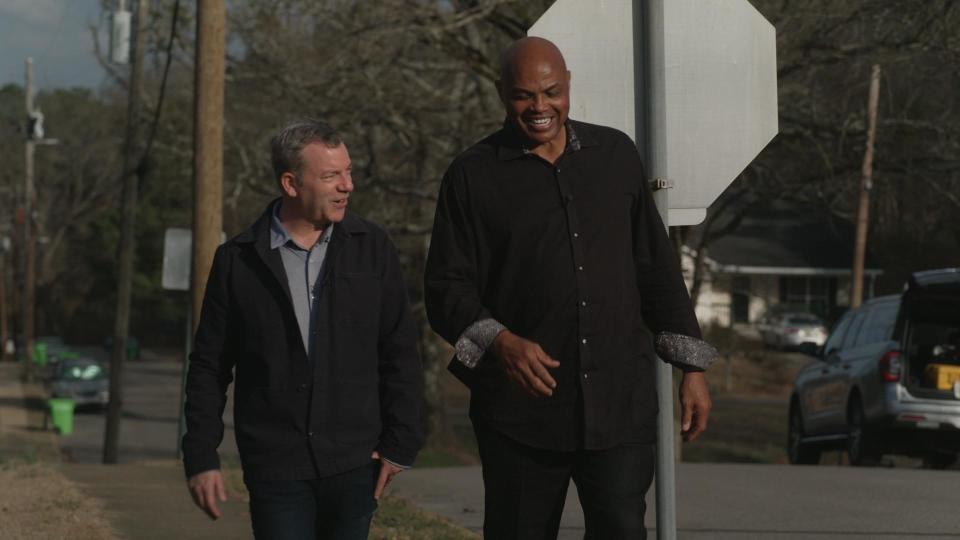 Jon Wertheim and Charles Barkley walk through Leeds, Alabama  / Credit: 60 Minutes