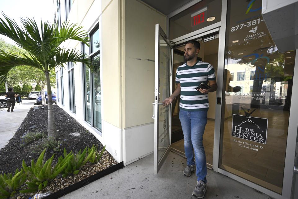Fernando Hermida sale de Pineapple Healthcare luego de su cita médica en Orlando, Florida, el 28 de mayo de 2024. (Foto AP/Phelan M. Ebenhack)