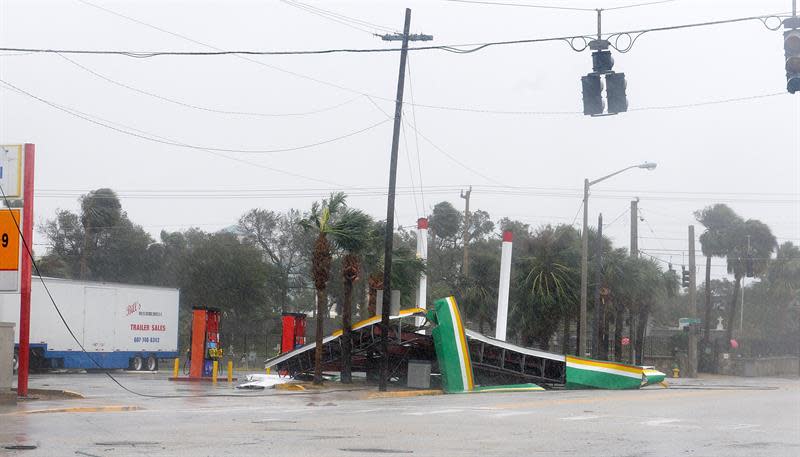 Una estación de gasolina destruida en Daytona Beach, Florida. (EFE)