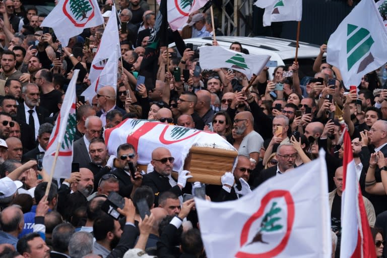 Des partisans des Forces Libanaises assistent aux funérailles de Pascal Sleiman, coordinateur des FL à Byblos au nord de Beyrouth, le 12 avril 2024 (Ibrahim CHALHOUB)