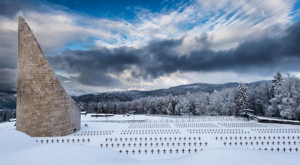 Un cimetière et un monument commémoratif à côté du camp de concentrations de Natzweiler-Struthof - Image d'illustration  - PATRICK HERTZOG / AFP