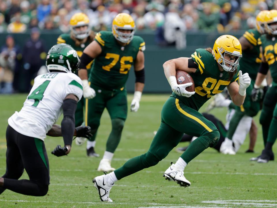 Robert Tonyan runs after a catch against the New York Jets.