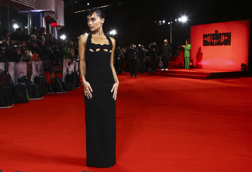 Zoe Kravitz posa al llegar a la premiere de "The Batman" en Londres, el miércoles 23 de febrero de 2022. (Foto por Joel C Ryan/Invision/AP)