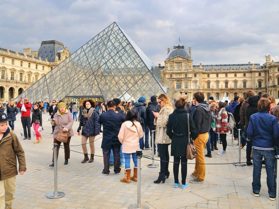 Tourists at the louvre