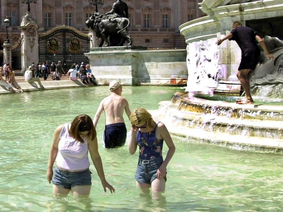 Ola de calor en Londres que obliga a la gente a bañarse en fuentes (AP).