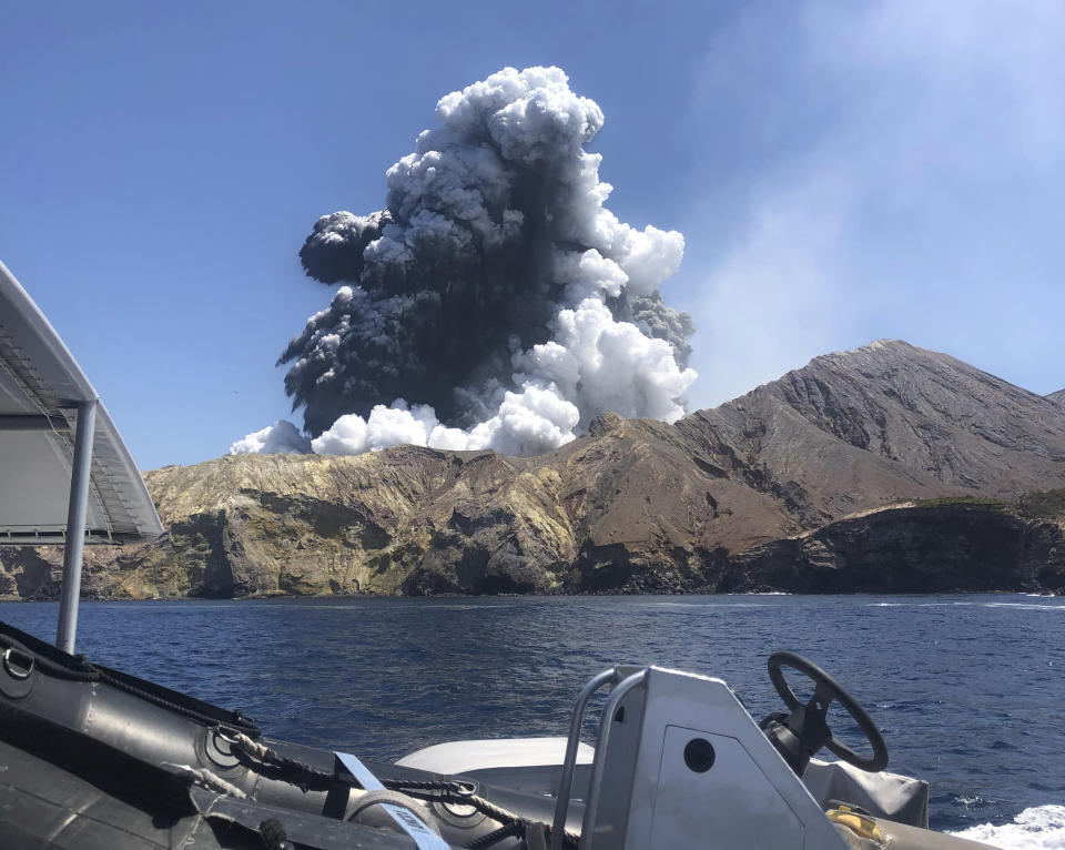 Fotografía del lunes 9 de diciembre de 2019 proporcionada por Lillani Hopkins del volcán en erupción en White Island, Nueva Zelanda. (Lillani Hopkins vía AP)