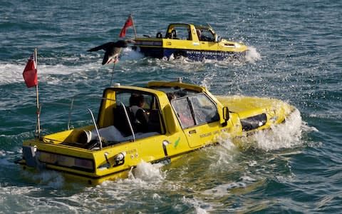 Dutton Commander amphibious car