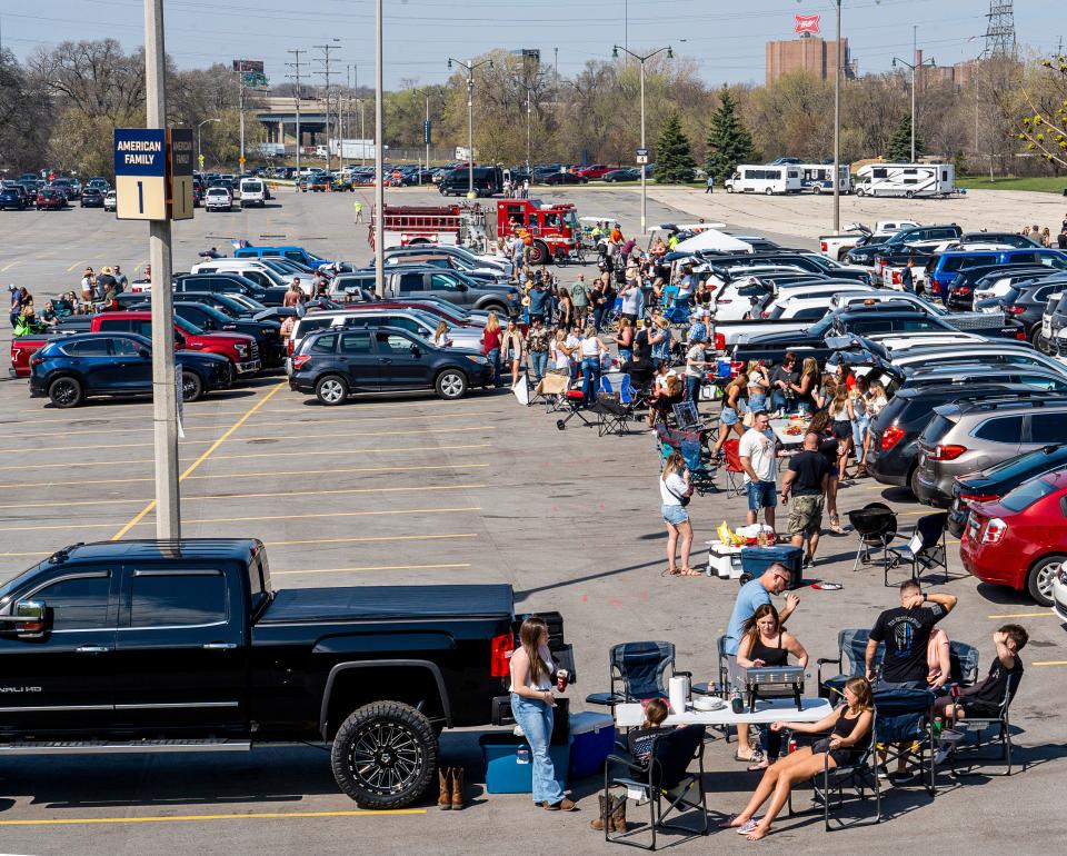 Tailgaters, expected at this weekend's Luke Combs concerts at American Family Field, won't have to deal with the Brewers' new parking-payment system.