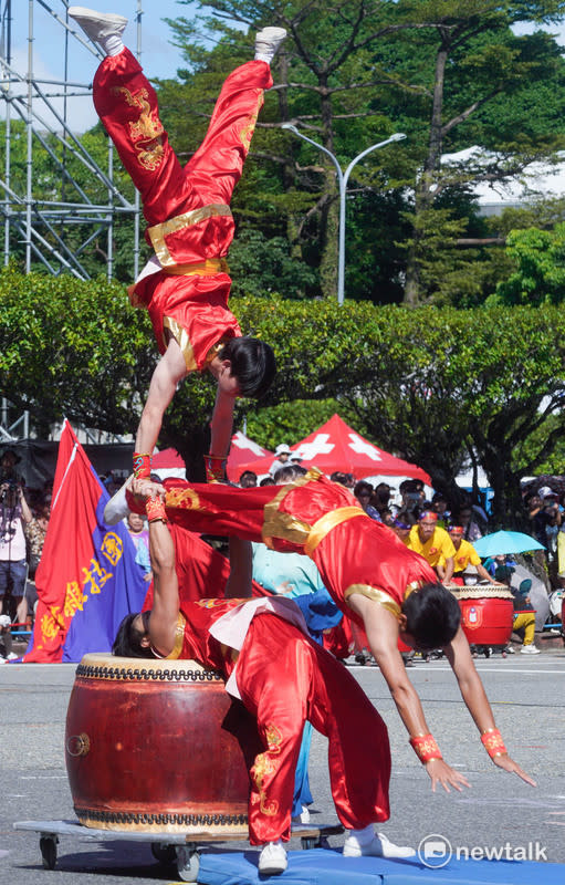 台灣李棠華雜技團在總統府前演出，但並未出現網傳的跳火圈橋段。   圖：張良一/攝