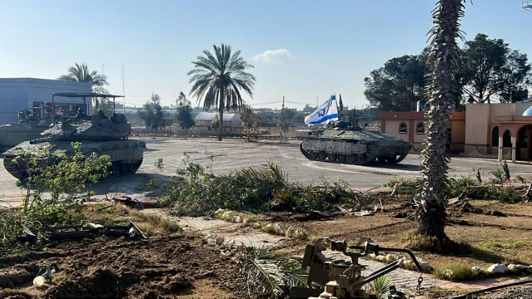 Unos tanques de combate de la Brigada 401ª del ejército israelí entran en el lado palestino del paso fronterizo de Rafah, entre la Franja de Gaza y Egipto, el 7 de mayo de 2024 (-)