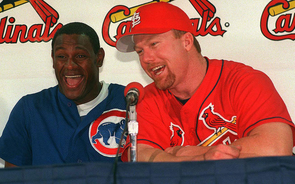 The Chicago Cubs' Sammy Sosa, left, and the St. Louis Cardinals' Mark McGwire talk to the media before the beginning of a game on Sept. 8, 1998. (Christina Macias/Belleville News-Democrat/Tribune News Service via Getty Images)  (Horiz)