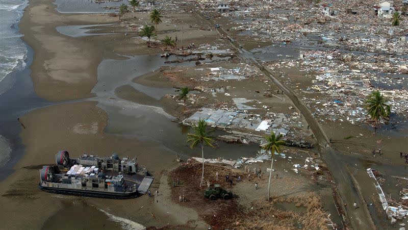 2004年的印度洋大地震，造成許多沿海社區被海嘯摧毀。（圖／翻攝自維基百科，版權屬公有領域）