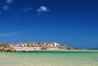 <p>Vous ne profiterez pas uniquement des fish ‘n’ chips, des friands et des paysages côtiers incroyables de la Cornouailles en passant dans cette région l'année prochaine… En effet, la Tate St Ives va enfin rouvrir ses portes. L'espace d'exposition a doublé grâce au réaménagement de cette galerie d'art près de la mer qui donne sur Porthmeor Beach. Découvrez la nouvelle exposition The Studio and the Sea à partir du 31 mars et séjournez à seulement 90 mètres de là au <a href="http://t.umblr.com/redirect?z=https%3A%2F%2Fwww.aspects-holidays.co.uk%2Fcornwall%2Fwest-cornwall%2Fst-ives%2Fporthmeor%2Fp%2F9-piazza&t=NDVjYWY1NDMyNjdiM2I3NzQxOTgxMzg1ZDVjOGVjNjI2OGM1NDVjNSxmYVdQY2ZETg%3D%3D&b=t%3A3GQRWvGoXC8cI1rWYFhR-A&m=1" rel="nofollow noopener" target="_blank" data-ylk="slk:9 Piazza;elm:context_link;itc:0;sec:content-canvas" class="link ">9 Piazza</a>, où un séjour d'une semaine vous coûtera £188 minimum (environ 210 €).<i> [Photo : Flickr / <a href="http://t.umblr.com/redirect?z=https%3A%2F%2Fwww.flickr.com%2Fphotos%2Fnanagyei%2F&t=MDhiZWIzOWRjMGJiODUxNWZjYWQwMGEyNjYyZThkMDEyYzlkNmRjMixmYVdQY2ZETg%3D%3D&b=t%3A3GQRWvGoXC8cI1rWYFhR-A&m=1" rel="nofollow noopener" target="_blank" data-ylk="slk:Nana B Agyei;elm:context_link;itc:0;sec:content-canvas" class="link ">Nana B Agyei</a>]</i></p>