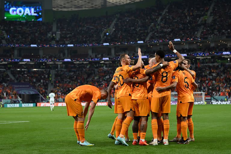 Netherlands' forward #08 Cody Gakpo (3rdR) celebrates with teammates after he scored the opening goal during the Qatar 2022 World Cup Group A football match between Senegal and the Netherlands at the Al-Thumama Stadium in Doha on November 21, 2022. (Photo by OZAN KOSE / AFP)