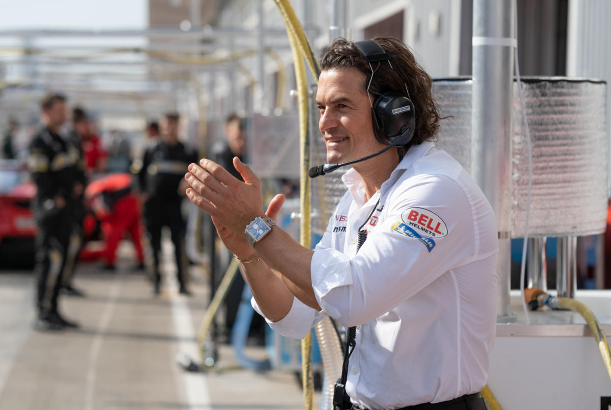 Orlando Bloom en GRAN TURISMO de Columbia Pictures (Foto de Gordon Timpen/©2023 CTMG. All Rights Reserved. Gran Turismo is a trademark of Sony Interactive Entertainment Inc. Cortesía de Sony Pictures)