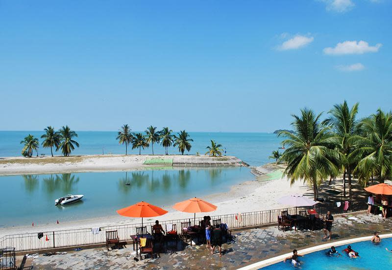 The jewel in Port Dickson’s crown, Teluk Kemang typifies the authentic beachside lifestyle that so many domestic and international travellers crave. Proclaimed the country’s only ‘national beach’, this little slice of heaven is just an hour’s drive from bustling KL. A word of warning though, it does get very crowded! While most beach destinations promote themselves as un-crowded, that’s not the case here. Attracting some four and a half million visitors yearly, people are more than happy to squeeze their way onto this long stretch of white sand every weekend or holiday.