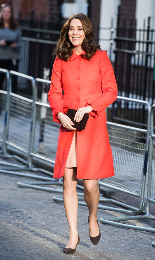 <p>Kate Middleton trug bei einem aktuellen Besuch im Great Ormond Street Hospital einen 250 Euro teuren Boden Mantel.<em> [Bild: Getty]</em> </p>